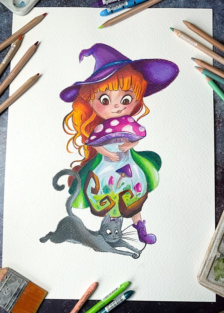 Illustration au crayon de couleur d'une petite sorcière malicieuse tenant un chapeau champignon, accompagnée d'un chat noir